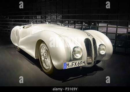 MUNICH, ALLEMAGNE LE 8 AVRIL, 2017 : 1939 BMW 328 Mille Miglia Roadster dans le musée BMW. Banque D'Images