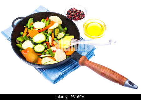 Mélange de légumes surgelés rapidement dans une poêle à frire sur fond blanc. Studio Photo Banque D'Images