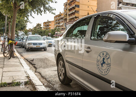 Larissa, Grèce - 11 juin 2018 : Des taxis qui attendent pour qu'une voiture à l'entrée de la gare Larissa à Platia ose. Banque D'Images