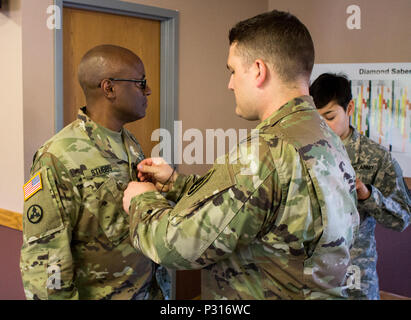 FORT MCCOY, Wisconsin (Etats-Unis) - Le Lieutenant-colonel Fredrick Stubbs, le directeur adjoint de la gestion financière Centre d'appui 469e, est prêt pour une interview sur les objectifs de l'exercice Diamond Sabre par des soldats de la réserve de l'armée américaine de la CPS. Lundberg, Trace (centre), de la diffusion à partir de 206e Détachement de Grand Prairie (Texas), et le 1er lieutenant Angelina, Rua Barroso (à droite), de la 366e Détachement des affaires publiques mobiles de Wichita, Kansas. Exercice News Day Août 2016 est chargée d'assurer le soutien des affaires publiques au cours des exercices, comme l'exercice Diamond Sabre, tout au long de la réserve de l'armée américaine. (U.S. Réserve de l'Armée de phot Banque D'Images