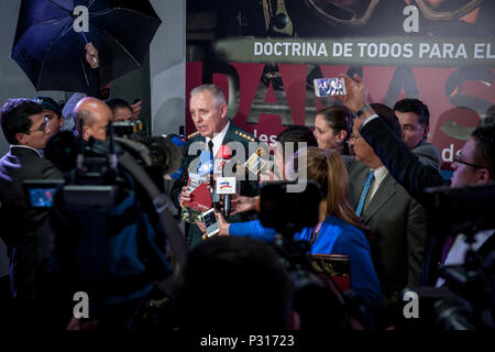 L'armée colombienne le général Alberto José Mejia Ferrero, commandant de l'armée colombienne, parle avec les journalistes après la cérémonie d'intronisation de la doctrine de l'armée colombienne (DAMASCUS) à l'Escuela Militar de Cadetes à Bogota, Colombie, le 5 août 2016. (Photo par le Sgt. Brian Calhoun, 108e Public Affairs Det.) Banque D'Images