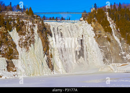 La chute Montmorency est une grande chute d'eau sur la rivière Montmorency à Québec. Les chutes sont situées à environ 12 km du coeur de la vieille ville de Québec. E Banque D'Images