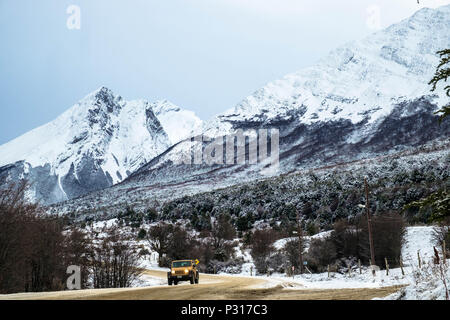 Un véhicule hors route de disques sur la route entre le parc national de la Terre de Feu et Ushuaia. La neige récente donne à la magie pour le paysage. Banque D'Images