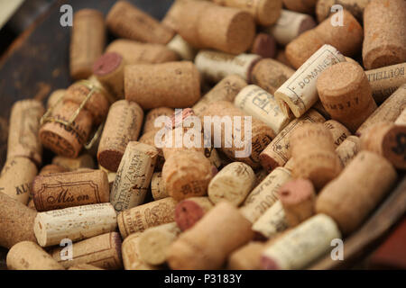 Vues générales de certains bouchons de bouteilles de vin dans un bol à Winchester, Hampshire, Royaume-Uni. Banque D'Images