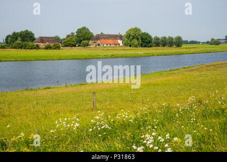 Rivière paysage avec ferme à Overijssel en Hollande Banque D'Images