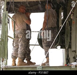 FORT HOOD au Texas. Soldat de réserve de l'armée américaine - Le Sgt. David Chapa explique la bonne façon de stabiliser le système d'avance de blanchisserie et des moyens de minimiser les effets s'il s'agissait d'un déséquilibre au cours de formation annuelle. Chapa fait partie de la 340e compagnie de quartier-maître. Ils ont effectué une formation annuelle à Fort Hood, au Texas, du 6-26 août, 2016. Chapa est en train de devenir officier dans la réserve de l'armée américaine. (U.S. Réserve de l'Armée Photo par le Sgt. Michael Adetula, 205e BOD) Banque D'Images