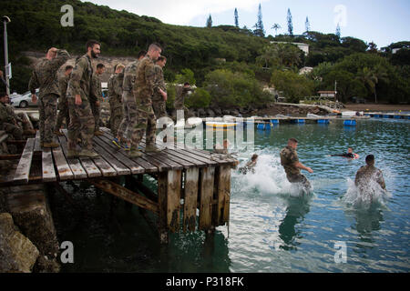 Les Marines américains avec une force de rotation maritime - Darwin et Forces Armées françaises avec des soldats 92e Régiment d'infanterie, armée française, sauter dans l'océan lors d'un commando des forces armées françaises Cours nautiques au large de Nouméa, Nouvelle Calédonie, le 15 août 2016. Le cours est un cadre de l'exercice 16, un accord bilatéral Répetoires d'entraînement conçues pour améliorer les capacités de combat mutuel et d'améliorer les relations avec nos partenaires en échange d'un Corps des Marines américains et des Forces armées françaises de peloton d'infanterie. Bien que l'US Marines sont en Nouvelle Calédonie, le peloton d'infanterie française s'est rendue en Australie pour particulier Banque D'Images