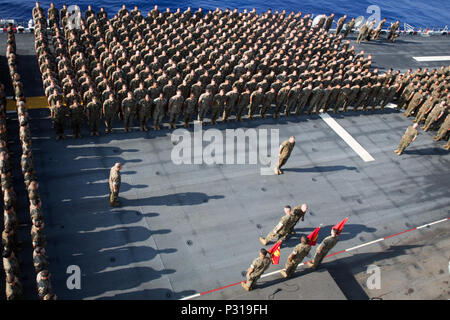 À BORD DU USS BONHOMME RICHARD (LHD-6), en mer (Août 22, 2016) - U.S. Marine Corps Colonel Tye R. Wallace, le commandant de la 31e Marine Expeditionary Unit, III Marine Expeditionary Force, adresses les Marines et les marins affectés à la 31e MEU après le réglage de la voile à bord du USS Bonhomme Richard (LHD-6), le 22 août, 2016. La 31e MEU est actuellement en cours à bord des navires de l'USS Bonhomme Richard Groupe amphibie La 31e MEU est le Marine Corps' seulement continuellement de l'avant-déployé, Groupe de travail air-sol marin et air-sol combine-logistique en une seule équipe capable de Banque D'Images