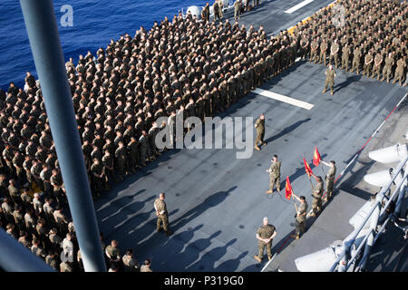 À BORD DU USS BONHOMME RICHARD (LHD-6), en mer (Août 22, 2016) - U.S. Marine Corps Colonel Tye R. Wallace, le commandant de la 31e Marine Expeditionary Unit, III Marine Expeditionary Force, adresses les Marines et les marins affectés à la 31e MEU après le réglage de la voile à bord du USS Bonhomme Richard (LHD-6), le 22 août, 2016. La 31e MEU est actuellement en cours à bord des navires de l'USS Bonhomme Richard Groupe amphibie La 31e MEU est le Marine Corps' seulement continuellement de l'avant-déployé, Groupe de travail air-sol marin et air-sol combine-logistique en une seule équipe capable de Banque D'Images