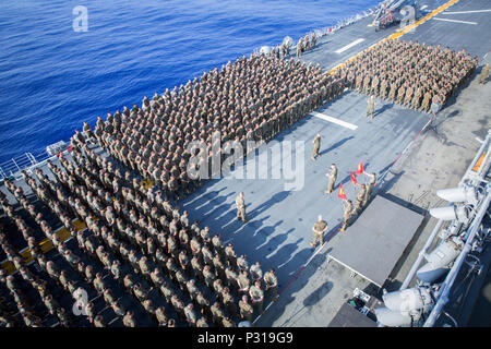 À BORD DU USS BONHOMME RICHARD (LHD-6), en mer (Août 22, 2016) - U.S. Marine Corps Colonel Tye R. Wallace, le commandant de la 31e Marine Expeditionary Unit, III Marine Expeditionary Force, adresses les Marines et les marins affectés à la 31e MEU après le réglage de la voile à bord du USS Bonhomme Richard (LHD-6), le 22 août, 2016. La 31e MEU est actuellement en cours à bord des navires de l'USS Bonhomme Richard Groupe amphibie La 31e MEU est le Marine Corps' seulement continuellement de l'avant-déployé, Groupe de travail air-sol marin et air-sol combine-logistique en une seule équipe capable de Banque D'Images