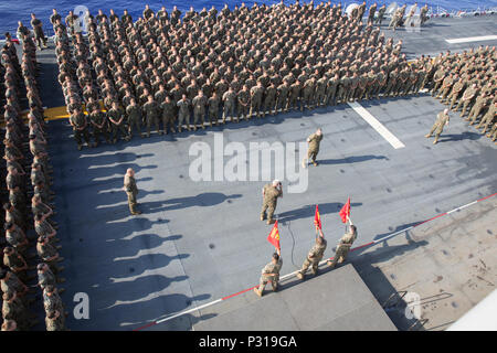 À BORD DU USS BONHOMME RICHARD (LHD-6), en mer (Août 22, 2016) - Le sergent du Corps des Marines des États-Unis. Le Major Jim Lanham, sergent-major de la 31e Marine Expeditionary Unit, III Marine Expeditionary Force, adresses les Marines et les marins affectés à la 31e MEU après le réglage de la voile à bord du USS Bonhomme Richard (LHD-6), le 22 août, 2016. La 31e MEU est actuellement en cours à bord des navires de l'USS Bonhomme Richard Groupe amphibie La 31e MEU est le Marine Corps' seulement continuellement de l'avant-déployé, Groupe de travail air-sol marin et air-sol combine-logistique en une seule équipe capable d'adresse Banque D'Images