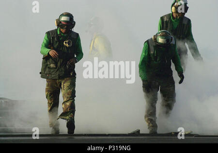 USS Carl Vinson (oct. 10, 2001) -- comme de la vapeur à partir de la catapulte monte autour d'eux, Banque D'Images