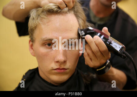 Une recrue de la Compagnie Mike, 3e Bataillon d'instruction des recrues, reçoit sa première coupe de cheveux au Marine Corps Recruter Depot San Diego, le 22 août. Recrute coiffeur recevoir immédiatement après son arrivée pour créer l'uniformité. Chaque année, plus de 17 000 hommes recrutés dans la région de recrutement de l'Ouest sont formés à MCRD San Diego. La Compagnie Mike est prévue pour le 18 novembre d'études supérieures. Banque D'Images