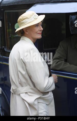 Titre original : The Gathering Storm. Titre en anglais : THE LONELY LA GUERRE. Réalisateur : RICHARD LONCRAINE Film. Année : 2002. Stars : Vanessa Redgrave. Credit : HBO Films/SCOTT FREE PRODUCTIONS / Album Banque D'Images