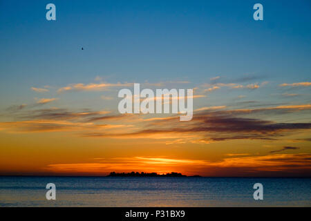 La ville de Colonia del Sacramento a des couchers de soleil incroyables. Une petite île dans la région du Río de la Plata se trouve dans l'ombre. Banque D'Images