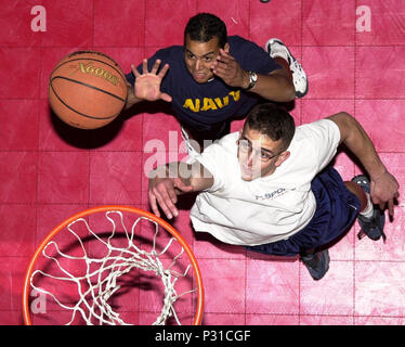 L'Italie, le 11 janvier 2002 -- 3e classe Darrell Dedeaux Signaleur (gauche) du Mississippi tente de rebondir un layup par Marine Cpl. Matthieu Eide de l'Illinois lors d'un trois contre trois Tournoi de basket-ball peu après la cérémonie d'ouverture de La Salle (l'USS AGS 3) nouvelle cour. L'installation de 29 000 $, qui a été financée entièrement par les non-affectés ou non de l'argent des contribuables, fait partie d'un effort continu pour améliorer les installations d'exercice pour les marins en service en mer. La Marine américaine Banque D'Images