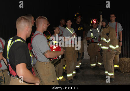 FORT MCCOY, Wisconsin - Réserve de l'Armée américaine les pompiers de discuter de scénarios d'incendie dans la tour de gravure sur Fort McCoy, au Wisconsin, le 21 août, 2016. Un total de cinq unités de Wisconsin, Illinois et du Dakota du Sud ont participé à la formation. Les unités formées d'éteindre un feu et aussi de recherche et de sauvetage. (U.S. Réserve de l'Armée Photo par le Sgt. Quentin Johnson, Mobile 211e Détachement des affaires publiques/libérés) Banque D'Images