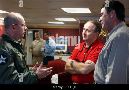 Ocean (22 juillet 2004) - Michael Reagan, centre, fils de l'ancien Président Ronald Reagan, W. et l'acteur Tom Selleck, juste écouter attentivement l'arrière Adm. Robert Moeller, commandant du croiseur, un groupe de destroyers, à propos de la mission de l'USS Ronald Reagan (CVN 76). Le navire est en train de terminer son voyage de Norfolk, Va., le tour de l'Amérique du Sud et s'amarrer à son nouveau port d'attache de San Diego le 23 juillet. En transit, le navire a visité les ports de Rio de Janeiro, Brésil, Valparaiso, Chili et Callao, Pérou. Banque D'Images