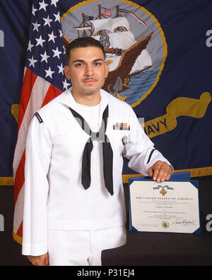 Lejeune, N.C. (16 août 2000 11, 2004) - Apprenti Hospitalman Luis E. Fonseca, Jr., se dresse avec sa citation de la Croix de la Marine qui a été présenté par le Secrétaire de la Marine Gordon R. England, pour héroïsme pendant la bataille d'un de Nassiriya, l'Irak, en mars 2003. En vertu de l'attaque et sans se préoccuper de sa propre sécurité, apprenti Hospitalman Fonseca ont bravé les armes légères, mitrailleuse, et intense des lance-grenades propulsées par d'évacuer les blessés marines à partir d'un véhicule d'assaut amphibie de gravure. Il a stabilisé avec deux victimes des amputations de membres inférieurs avec des garrots et administré de la morphine, bien que l'organisation Banque D'Images