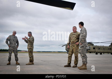 Les Adjudants de l'armée américaine Heyward Lindler et Tommy Perry, et le Sgt. 1re classe Greg Châteaux, détachement 1, Co. B, 2-238ème bataillon de l'aviation d'appui général, 59e troupe Aviation commande, discuter de sujets techniques et questions entre eux et avec les soldats du 10e division de montagne, Fort Drum, NY, 3 août 2016, 18. Heyward, Perry, et les châteaux ont fait partie de l'équipage que l'avion "Guard Copter 368", l'un des rares CH-47D à l'origine construit comme "true d-modèles", à la fin de la première guerre du Golfe au cours de sa dernière mission. 368 servi avec det.1 au cours des dix dernières années, d'inclure les 2009 et 2013 pour les mutations Banque D'Images