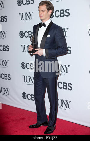New York, États-Unis. 10 Juin, 2018. Award Winner Andrew Garfield pose dans les 72e Tony Awards annuel Salle des médias de l'Ouest à 3 Crédit : Lev Club Radin/Pacific Press/Alamy Live News Banque D'Images