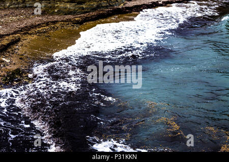 Clair comme de l'incroyable plage bleu océan de l'eau. Les grandes vagues de marée rivage, formation rocheuse. Campagne venteuse. Bon pour la natation et taki Banque D'Images