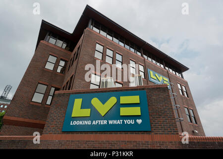 Affiches pour le Liverpool Victoria (LV) les services financiers de l'entreprise à l'extérieur du bâtiment de l'entreprise à Bournemouth. Banque D'Images