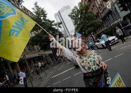 Francfort, Allemagne. 16 Juin, 2018. Une femme porte une robe et une coiffure traditionnelle et tisse un pavillon ukrainien. Des milliers de personnes ont participé et assisté à la Parade 2018 der Kulturen (défilé des cultures), organisé par le Frankfurter Jungendring (Conseil de la jeunesse de Francfort). Le défilé avec des participants de plus de 40 différents groupes d'assurance et les organismes culturels à l'honneur la diversité culturelle de Francfort. Crédit : Michael Debets/Pacific Press/Alamy Live News Banque D'Images