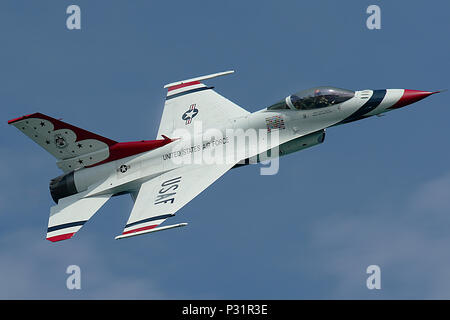 Le Major Alex Turner, Thunderbird 6, exécute la manoeuvre au cours de la passe furtivement Chicago Air et l'eau pratique Show, le 19 août 2016, à Chicago, Illinois (É.-U. Photo de l'Armée de l'air par la Haute Airman Tabatha McCarthy) Banque D'Images