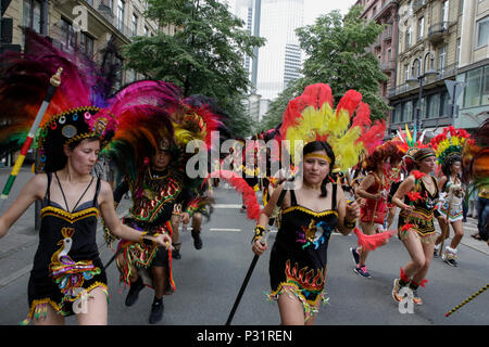 Francfort, Allemagne. 16 Juin, 2018. Les boliviens à la parade de danse traditionnelle, portant des costumes de carnaval et le harnais. Des milliers de personnes ont participé et assisté à la Parade 2018 der Kulturen (défilé des cultures), organisé par le Frankfurter Jungendring (Conseil de la jeunesse de Francfort). Le défilé avec des participants de plus de 40 différents groupes d'assurance et les organismes culturels à l'honneur la diversité culturelle de Francfort. Crédit : Michael Debets/Pacific Press/Alamy Live News Banque D'Images