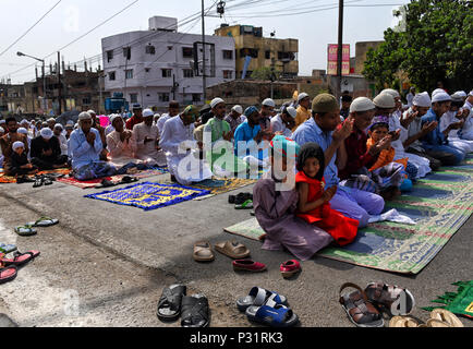 Kolkata, Inde. 16 Juin, 2018. Les dévots musulmans observent le Ramadan Saint comme ils offrent la prière dans la rue de Calcutta. Credit : Avishek Das/Pacific Press/Alamy Live News Banque D'Images