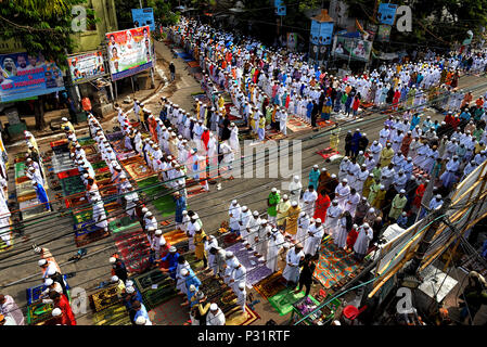 Kolkata, Inde. 16 Juin, 2018. Les dévots musulmans observent le Ramadan Saint comme ils offrent la prière dans la rue de Calcutta. Credit : Avishek Das/Pacific Press/Alamy Live News Banque D'Images