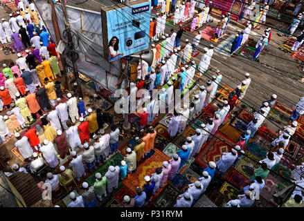 Kolkata, Inde. 16 Juin, 2018. Les dévots musulmans observent le Ramadan Saint comme ils offrent la prière dans la rue de Calcutta. Credit : Avishek Das/Pacific Press/Alamy Live News Banque D'Images