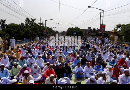 Kolkata, Inde. 16 Juin, 2018. Les dévots musulmans observent le Ramadan Saint comme ils offrent la prière dans la rue de Calcutta. Credit : Avishek Das/Pacific Press/Alamy Live News Banque D'Images