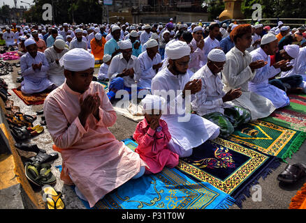 Kolkata, Inde. 16 Juin, 2018. Les dévots musulmans observent le Ramadan Saint comme ils offrent la prière dans la rue de Calcutta. Credit : Avishek Das/Pacific Press/Alamy Live News Banque D'Images