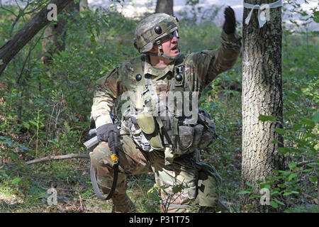 Un soldat de réserve de l'Armée américaine affecté à la 327e compagnie du génie, 397e bataillon du génie, 372e Brigade, Ingénieur de soutien du théâtre 416E Commande, dirige son équipe lors d'une attaque complexe au cours de l'exercice de formation de soutien au combat (86-16-03 86-16-03) CSTX sur Fort McCoy, au Wisconsin, le 22 août, 2016. Près de 9 000 militaires de partout au pays participent à CSTX 86-16-03 organisé par la 86e Division de la formation et de la formation du troisième commandement de la 84e et dernière CSTX de l'année. (U.S. Réserve de l'Armée Photo par le Sgt. 1re classe Clinton Wood). Banque D'Images