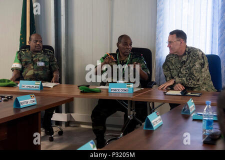 Mogadiscio, Somalie- U.S. Navy Adm arrière. William Wheeler (à droite), Combined Joint Task Force-Horn of Africa commandant adjoint, parle avec l'Union africaine en Somalie le lieutenant général commandant Osman Nour Soubagleh (milieu) et le général Mohammed Ishu, commandant adjoint des opérations de l'AMISOM (à gauche). Les dirigeants ont assisté à une AMISOM/armée nationale somalienne conférence des commandants du secteur, le 25 août 2016, à l'état-major de la Force de l'AMISOM à Mogadiscio, en Somalie. La conférence réunit des dirigeants militaires de chaque secteur pour vérifier l'efficacité et les améliorations nécessaires pour les opérations de sécurité et Banque D'Images