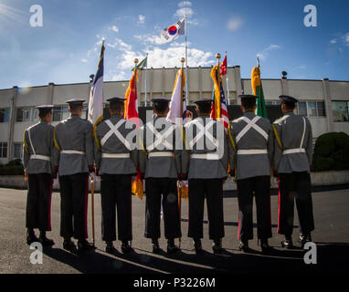 Une garde d'honneur avec la troisième armée de la République de Corée se tient à l'attention qu'ils se réjouissent de l'armée américaine le général Stephen Lanza, commandant du corps, à Seoul, Corée du Sud, le 26 août 2016. (U.S. Photo de l'armée par le sergent. Ken Scar) Banque D'Images