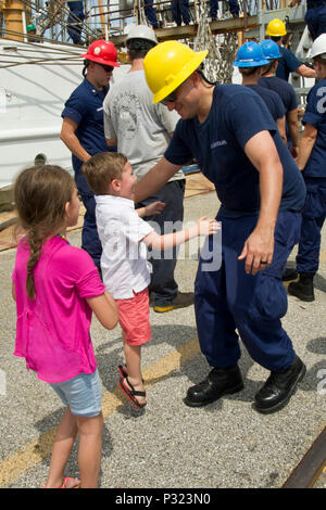 Barque de la Garde côtière canadienne membre de l'équipage de l'Aigle Maître de 1re classe Justin Pearl retrouve sa famille après son arrivée à la Cour de la Garde côtière canadienne, Baltimore, Md., vendredi, 19 août, 2016. L'aigle a quitté le chantier en avril pour les escales en Europe, les Bermudes, et l'Est des États-Unis, dans l'accomplissement de sa mission de former les futurs officiers de la Garde côtière. Photo de la Garde côtière du Maître de 2e classe Lisa Ferdinando Banque D'Images