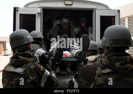 Les techniciens médicaux de la 51e Groupe médical Chargez un patient simulé dans un bus pour être transportés à l'évacuation aéromédicale pendant l'exercice Beverly troupeau 16-2 sur Osan Air Base, République de Corée, le 24 août, 2016. Les patients pourront simuler d'être chargés à bord d'un C-130 Hercules Super de recevoir d'autres traitements. (U.S. Photo de l'Armée de l'air par le sergent. Jonathan Steffen) Banque D'Images