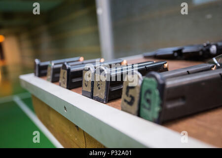 Avis de M9 magazines comme des soldats américains avec 650e groupe de renseignements militaires exercent au tir avec M9 pistolets en le TSC Benelux gamme intérieure de 25 mètres, sur la base aérienne de Chièvres, dans la région de Chièvres, Belgique, le 18 août 2016. (U.S. Photo de l'armée par Visual Spécialiste de l'information, Pierre-Etienne Courtejoie) Banque D'Images