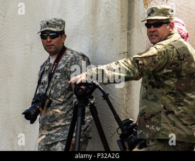 FORT MCCOY, Wisconsin (Etats-Unis) - Des soldats de la réserve de l'armée américaine, le sergent-chef. Robert Statum (droite), avec le 206e diffusion de détachement à Grand Prairie, au Texas, et de la CPS. Christopher Hernandez, avec le 345e Détachement des affaires publiques de Mobile San Antonio, Texas, se tenir prêt à capturer des séquences d'un exercice d'entraînement de soutien au combat le 21 août 2016 à Fort McCoy, Wisconsin Exercice News Day fournit le soutien des affaires publiques au cours d'activités annuelles de formation, comme la formation d'appui au combat, tout au long de l'exercice Réserve de l'armée américaine. (U.S. Réserve de l'armée photo par le Sgt. Clinton Massey, 206e diffusion de détacher Banque D'Images