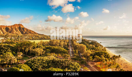 Vue aérienne du Cratère de Diamond Head et Queen's Surf Beach sur l'île hawaïenne d'Oahu à Honolulu. Banque D'Images