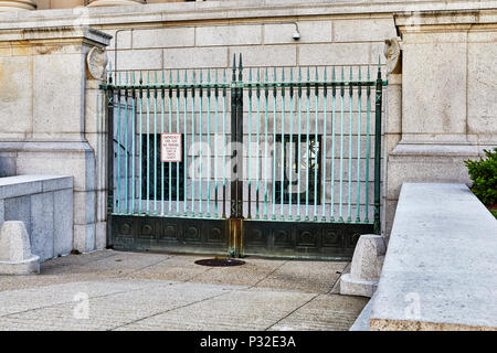 Washington DC, USA - 5 juin 2018 : Porte côté entrée du bâtiment des Archives nationales face à 9th St. Banque D'Images