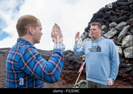160825-N-UF MT697-396. FUJI, Japon (25 août 2016) Technicien Cryptologic (Collection) 2e classe Elie D. Stotts, droit, de l'APCE, en Floride, en poste au commandement des opérations d'information de la Marine (NIOC) Hawaii reenlistsj.g. avec Lieutenant Christopher M. Jozwiak, gauche, à partir de Fort Wayne, Ind., au pied 12 389 sommet du mont. Fuji. Les deux Stotts et Jozwiak sont temporairement affectés à l'avant-déployés de la classe Arleigh Burke destroyers lance-missiles USS Barry (DDG 52) et USS Benfold (DDG 65), demande respectueusement, comme une partie d'équipes de soutien direct de la NIOC. (U.S. Photo par marine Spécialiste de la communication de masse 2e classe Ke Banque D'Images