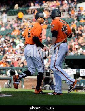 Baltimore, MD, USA. 16 Juin, 2018. Baltimore Orioles le deuxième but # 6 Jonathan Schoop célèbre son home run avec Baltimore Orioles Fielder droit # 45 Mark Trumbo pendant un match entre les Orioles de Baltimore et les Marlins de Miami à Camden Yards de Baltimore, MD. Justin Cooper/CSM/Alamy Live News Banque D'Images