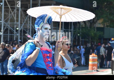 Brooklyn, New York, 16 juin 2018, 16 juin 2018 : Des milliers de participants et spectateurs ont participé à la célèbre parade de sirène sur Coney Island Avenue Surf le 16 juin 2018. Credit : Ryan Rahman/Alamy Live News Banque D'Images