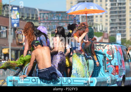 Brooklyn, New York, 16 juin 2018, 16 juin 2018 : Des milliers de participants et spectateurs ont participé à la célèbre parade de sirène sur Coney Island Avenue Surf le 16 juin 2018. Credit : Ryan Rahman/Alamy Live News Banque D'Images