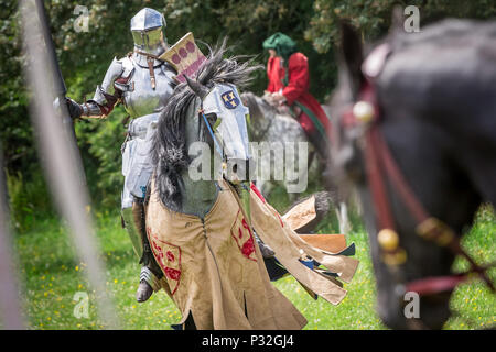 Londres, Yvoir, UK. 16 Juin, 2018. Grand médiévaux de chevaliers à Eltham Palace. Crédit : Guy Josse/Alamy Live News Banque D'Images