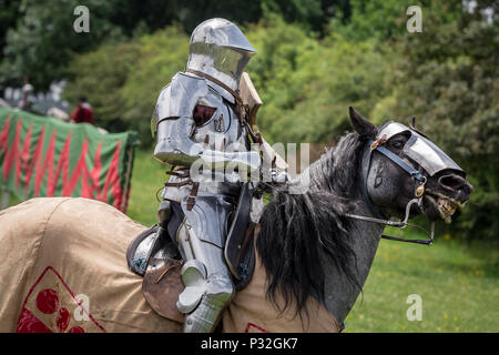 Londres, Yvoir, UK. 16 Juin, 2018. Grand médiévaux de chevaliers à Eltham Palace. Crédit : Guy Josse/Alamy Live News Banque D'Images